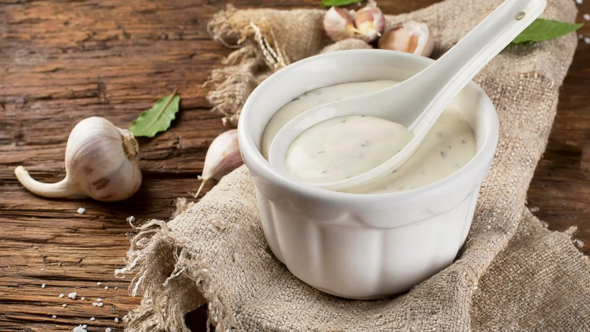 Універсальний соус із йогурту та запеченого часнику: ароматний, ніжний і чудово пасує до м'яса та риби