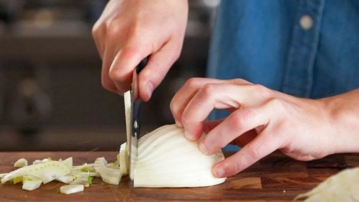 Плакати не обов'язково: прості способи нарізати цибулю без зайвих сліз