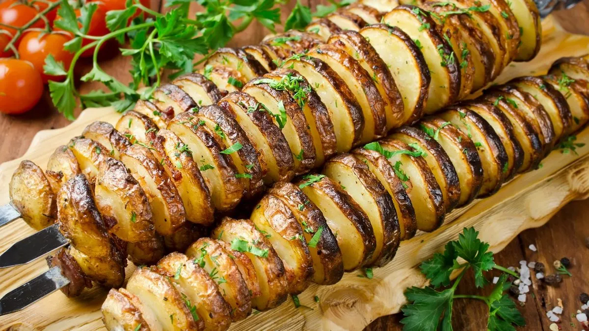 Шашлик, але не з м'яса: як приготувати обсмажену на вогні картоплю із підчеревиною