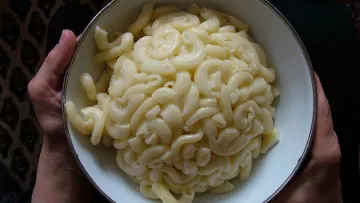 Що зробити, щоби макарони не зліпалися: секрети щодо використання мікрохвильовки, солі та кипіння води