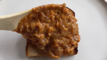 Найсмачніша яєчня для сніданку вихідного дня: рецепт страви з карамелізованою цибулею