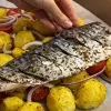 Забудете про інші рецепти: як приготувати соковиту скумбрію з картоплею за 20 хвилин