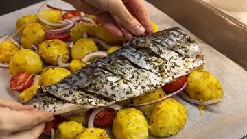 Забудете про інші рецепти: як приготувати соковиту скумбрію з картоплею за 20 хвилин