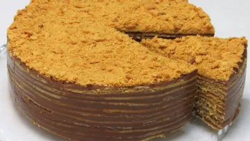 «Це неймовірно ароматний і ніжний торт»: як приготувати пісний медовик без яєць та масла