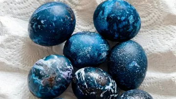 Будуть блищати як космос: у мережі показали простий лайфхак фарбування великодніх яєць