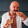 «Рецепт без якого не обходився жоден Великдень»: Володимир Ярославський показав процес приготування буженини