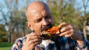 BBQ‑реберця від Володимира Ярославського: рецепт, реакція мережі та челендж від Ольги Мартиновської