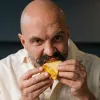 Володимир Ярославський відтворив смак дитинства: шеф показав, як приготувати «молозиво» без фермерського молока