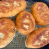 Розхватають ще гарячими: швидкий рецепт домашніх пиріжків із 4 інгредієнтів