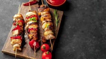 «Смачно, швидко та легко»: суддя «МастерШефу» Ярославський показав рецепт домашнього шашлику в мультіпічці