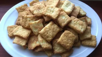 Запашні і хрусткі: простий рецепт домашніх цибулевих крекерів – чудова альтернатива чіпсам