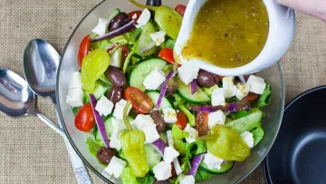 Ідеальний соус для салатів в італійському стилі: простий рецепт дресингу, який покращить вашу страву