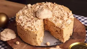 Смак, як у класики: Ектор Хіменес-Браво поділився простим рецептом лінивого Київського торта