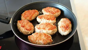 Як приготувати котлети, аби вони не розпадалися на сковороді: варто уникати поширеної помилки