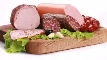 Барвники в ковбасі: яскраві кольори можуть нашкодити здоров'ю – як це легко перевірити