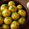 Молода картопля – та ще й із зеленню, фетою, пармезаном! Топ-10 рецептів, що підкорять гостей