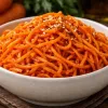 Класичну моркву по-корейськи можна приготувати по-новому: додайте кунжут і гарячу олію