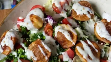 Смажені пельмені у вигляді салату: українська фудблогерка здивувала новим рецептом