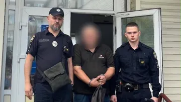 Вистрілив у груди та спокійно втік: під Дніпром сварка на зупинці завершилася жорстоким вбивством