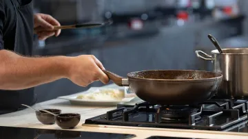 Ніякого пригорання: простий трюк для ідеальної сковорідки, який допоможе всім господиням