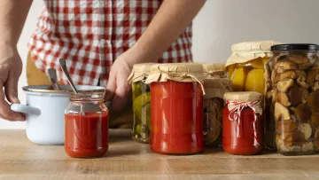 Зіпсують усю працю: на що слід звернути увагу при виборі кришок для консервації