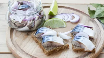 Скумбрія пряного посолу від Ярославського: простий рецепт риби, кориснішої за лосось