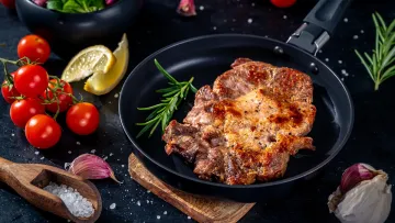 Навіщо кухарі радять оцет перед смаженням м’яса: старий трюк, що рятує від бризок