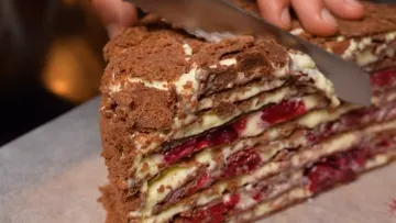 Той самий «Наполеон», після якого всі просять добавки: Ярославський розкрив рецепт шоколадного десерту