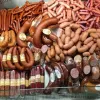 Дієтологи застерегли українців: яку ковбасу в жодному випадку не треба купувати в магазинах