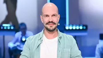 «Не липне та не кришиться»: Ярославський поділився секретом приготування молочної глазурі для паски