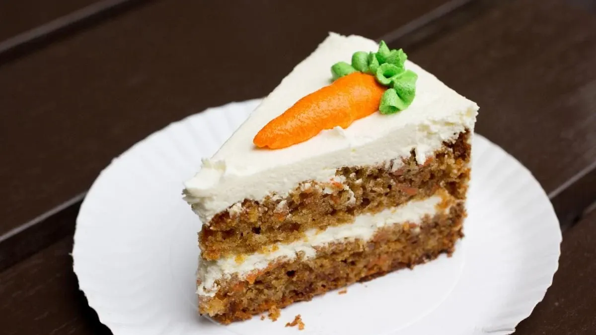 Морквяний торт із карамельними яблуками: рецепт, від якого всі просять добавки