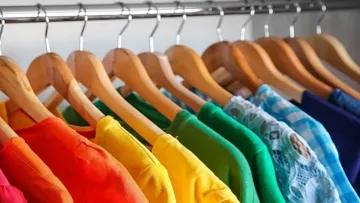 Небезпечний гардероб за датою народження: яких кольорів в одязі варто уникати, щоб не накликати біду