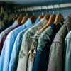 Запах сирості в шафі не зникає? Ось що треба зробити, щоб речі знову пахли свіжістю