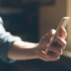 Перевірте себе за телефоном: спосіб, яким тримаєте смартфон, може розповісти про ваш характер