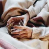 Килим, штори й рушник біля дверей: 6 способів зробити спальню теплішою без обігрівача