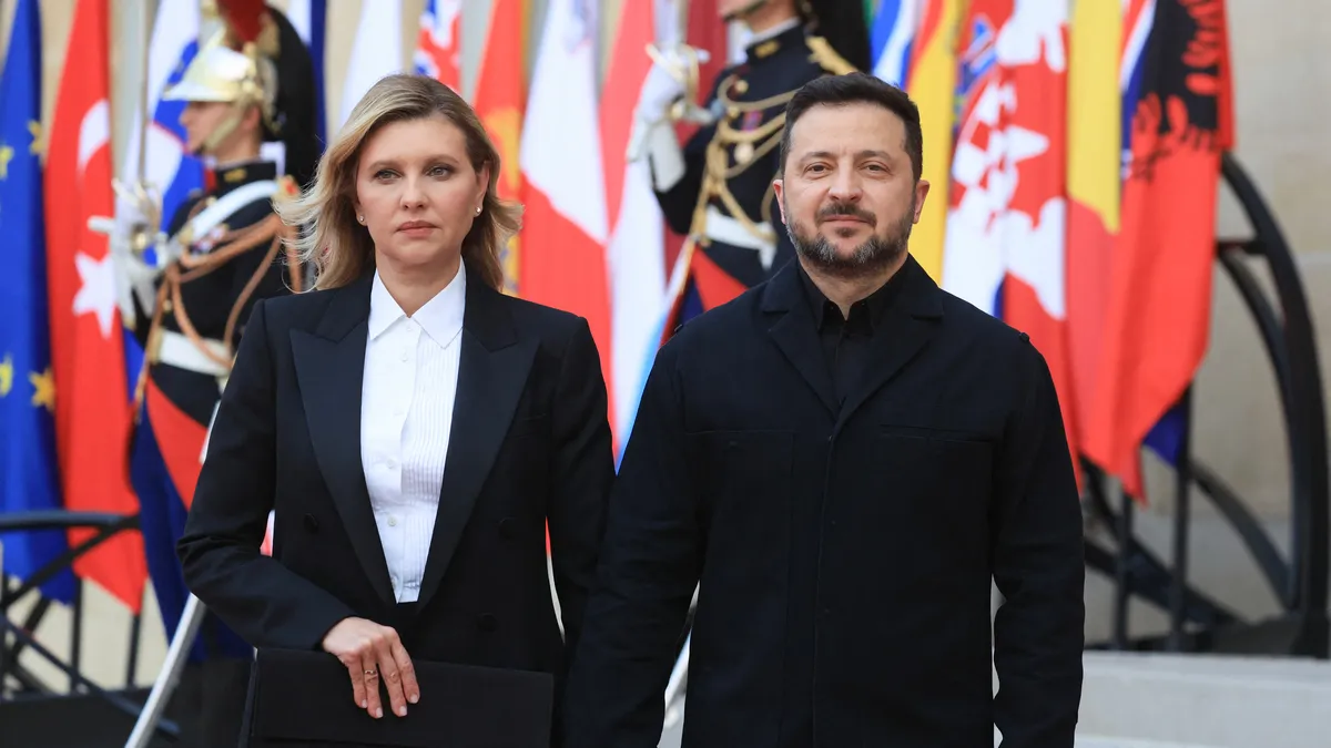 Володимир та Олена Зеленські відвідали державну вечерю в Парижі: деталі стриманих образів подружжя