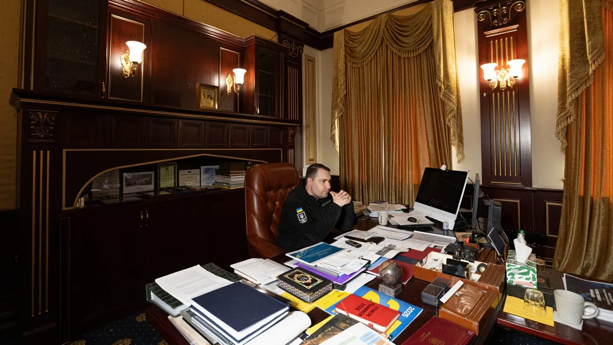 «48 законів влади»: про що книга Роберта Гріна, яка лежить на робочому столі в Кирила Буданова