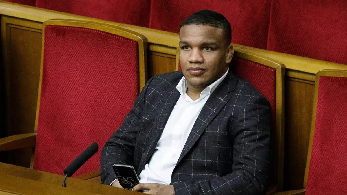 «В машині дірка, в асфальті куля»: народному депутату-борцю Беленюку попсували авто – відео