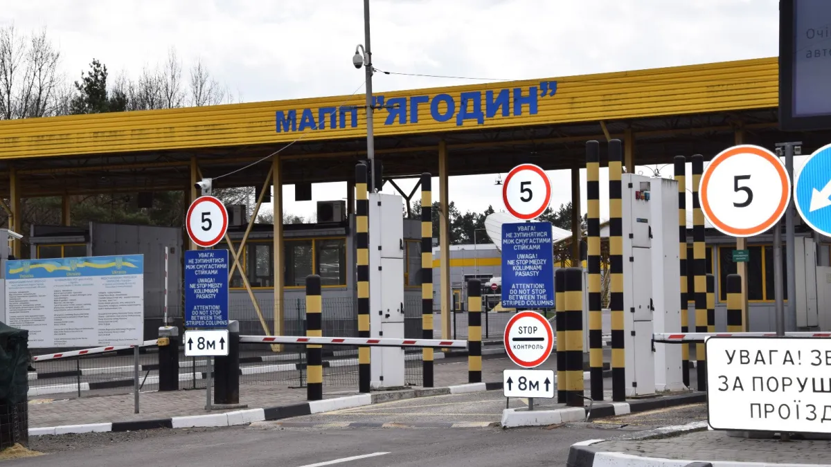 Польські перевізники перекрили один з КПП на кордоні з Україною: в ДПСУ розповіли про ускладнення руху