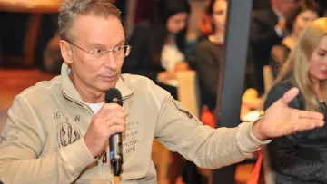 «Мені поставили протези на дві ноги»: Дмитро Чекалкін прокоментував звинувачення щодо набутої інвалідності