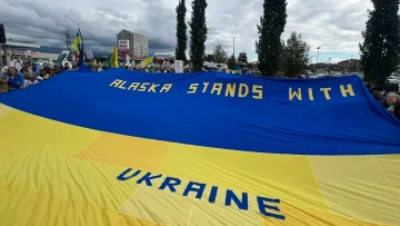 «Руки геть від України!»: на Алясці проходить протест перед переговорами Трампа з Путіним – фото і відео
