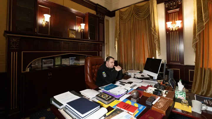 «48 законів влади»: про що книга Роберта Гріна, яка лежить на робочому столі в Кирила Буданова