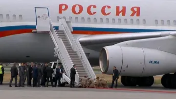 «Жахливе рішення»: донька Кіта Келлога закликала покарати тих, хто змусив солдатів стелити доріжку для Путіна 
