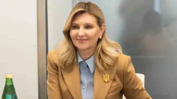 Секрет бездоганного стилю: Олена Зеленська заінтригувала шанувальників новою прикрасою на руці