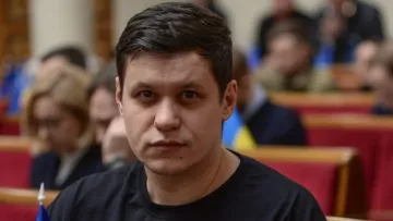 «Якби дружина не працювала, то було б набагато важче»: стало відомо, скільки заробляє нардеп в Україні