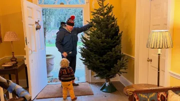 «Хаос»: дружина Бориса Джонсона показала, як їхня сім'я з дітьми прикрасила новорічну ялинку