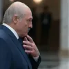 На «Міс Білорусь-2025» учасниці дефілювали в сукнях із цитатами Лукашенка: сам диктатор «виграв» у лотерею