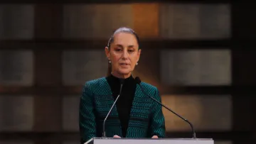 Чоловік домагався Президентку Мексики прямо посеред вулиці: зухвалий вчинок потрапив на відео