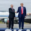 Чому Трамп погладжував руку Путіна: психологиня пояснила нетипову поведінку президента США