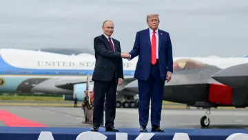 Чому Трамп погладжував руку Путіна: психологиня пояснила нетипову поведінку президента США